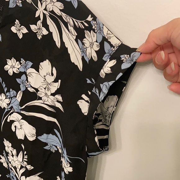 🌷3/$20!! Black top with white + blue flowers - Picture 4 of 4